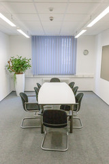 Leerer Besprechungsraum mit Tisch und Stühlen