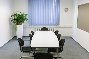 Meetingraum mit Tisch und Stühlen