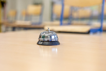 Glocke / Klingel auf einem Tisch