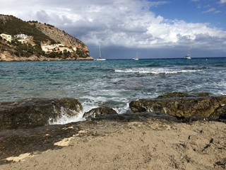 Widok na skały zatoki w Canyamel © Adam