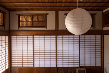 古民家の照明と障子