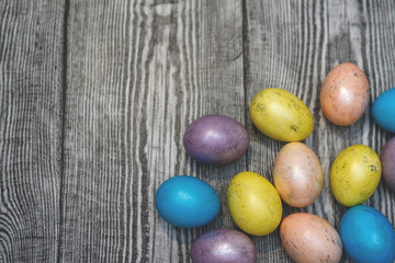Obraz na płótnie Canvas Many multi colored easter eggs on the wooden background.