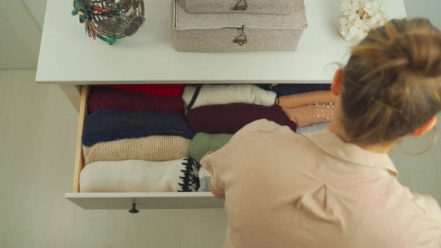Blonde woman ordering her commode with the Marie Kondo method