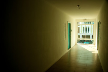 Fototapeta premium Walkway to the window with doors flanking on both sides of the condo