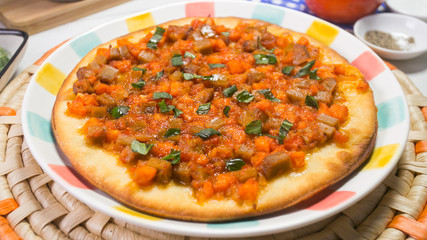 False bolognese pizza with seitan