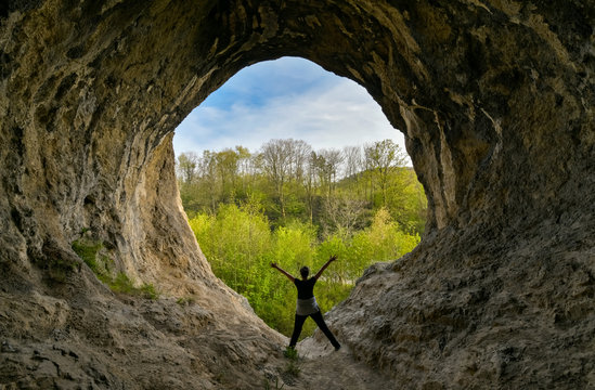 H&ouml;hle &Ouml;ffnung Pater und Nonne Tageslicht Mensch M&auml;dchen Silhouette Felsenpaar Sauerland Kalkstein Iserlohn Letmathe Karst Steinzeit Unterschlupf Fr&uuml;hzeit Deutschland Ausgang Zuversicht