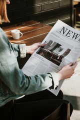 Fototapeta Woman reading paper news obraz