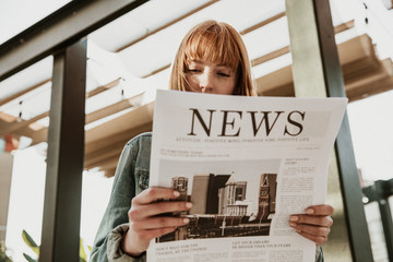 Woman reading paper news - obrazy, fototapety, plakaty