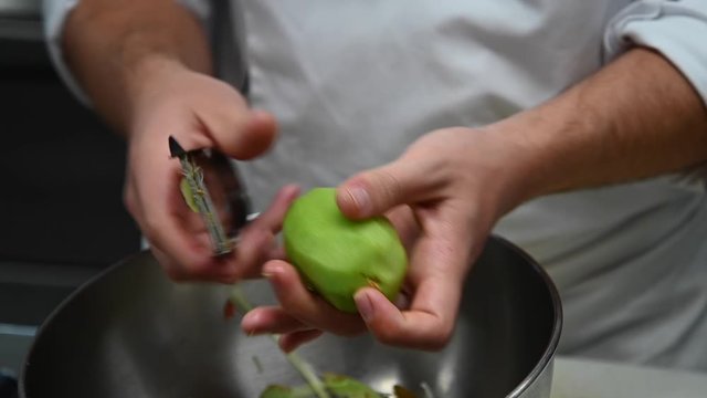 &eacute;pluchage d'un kiwi