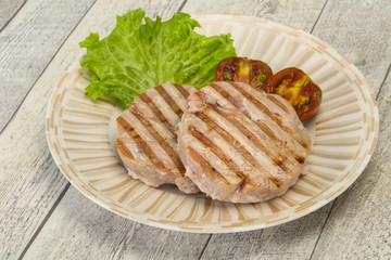 Grilled tuna steak with kumato