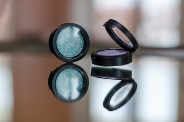 Glitzerdose auf Spiegel