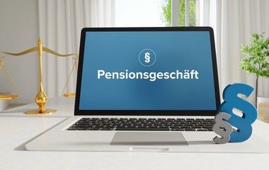 Pensionsgeschäft – Recht, Gesetz, Internet. Laptop im Büro mit Begriff auf dem Monitor. Paragraf und Waage.