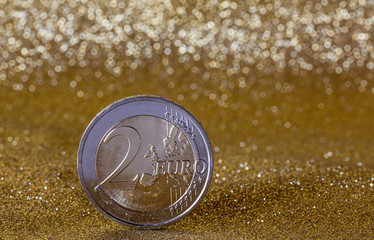 Stos monet. Zdjecie makro monety. Dwa euro. Pienidze na wyplate. Zlote tlo. Zloty blask. Duze ilosci bilonu. Pieniadze na stole.  Bilon na blacie.  Euro i centy. © ff25