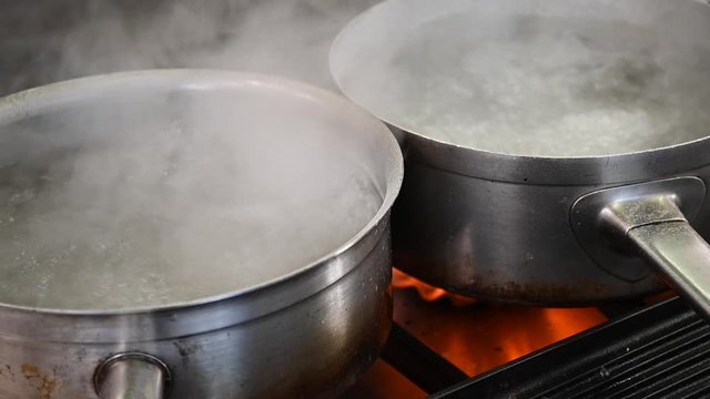 eau en &eacute;bullition dans casseroles