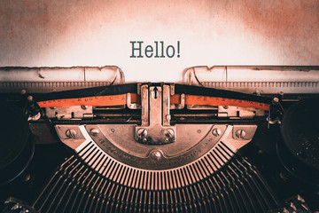 Vieille machine a écrire vintage avec papier et message hello