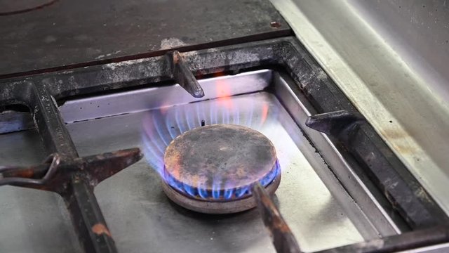 bruleur &agrave; gaz allum&eacute; avec flamme gazini&egrave;re
