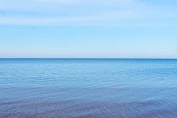 Obraz premium selective focus, smooth horizon line, blue lake