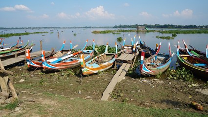 Fototapeta na wymiar bunte Boote am Taungthaman See bei Amarapura