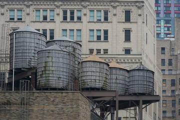 Wasserspeicher auf dem Dach eines Hauses in Manhatten