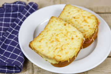 croque-monsieur dans une assiette