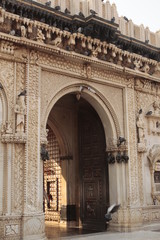 Fototapeta na wymiar Indian architecture, Rajasthan, Bikaner, India. detail of the ancient facade 