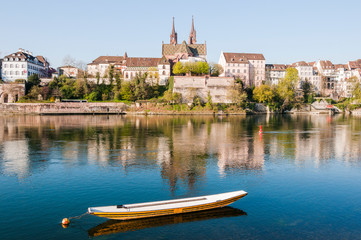 Fototapeta premium Basel, Rhein, Rheinufer, Münster, Kirche, Altstadt, Pfalz, Stadt, Basel-Stadt, Altstadthäuser, historische Häuser, Wassersport, Schifffahrt, Frühling, Grossbasel, Schweiz
