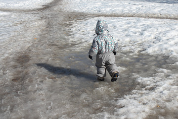 Fototapeta premium Child runs in the snow