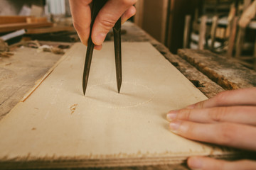 Zirkel anreissen auf Holz