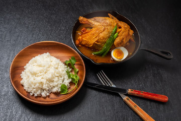 チキンカレーとスキレット　Chicken curry made in an iron pan