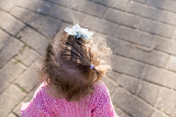 chevelure petite fille bouclée