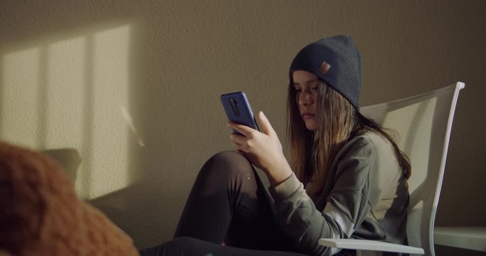 Adolescente mirando el m&oacute;vil