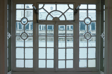 Jeu de reflets dans un salon parisien