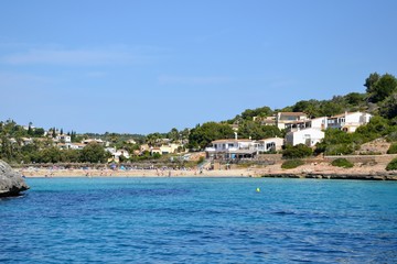 Obraz premium Piękne wybrzeże Majorki / Majorki - wybrzeże Majorki z jaskiniami w skałach - widok ze statku wycieczkowego, od strony morza