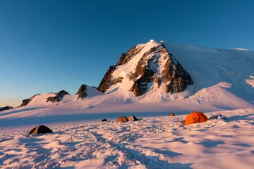 Photo sur Plexiglas Mont Blanc Tentes colorées dans la neige au lever du soleil au Col du Midi, sous le Mont Blanc du Tacul, massif du Mont Blanc, Chamonix, Alpes Françaises