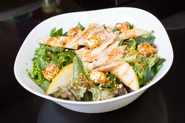deliciosa ensalada sana de un restaurante