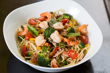 deliciosa ensalada sana de un restaurante