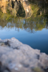 See mit Spiegelungen