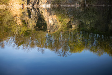 See mit Spiegelungen
