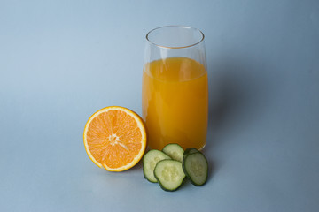Fototapeta premium Jugo de nanja fresco con trozos de naranja sobre un fondo azul