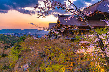 春　日没時の清水寺の本堂