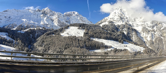 strasse in Kanton Obwalden in der Nähe von Engelberg in der Schweiz