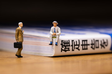 Obraz premium 確定申告について話すビジネスマンたち 