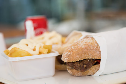 Panino con salamella e patatine fritte