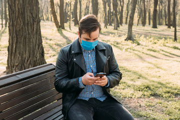 Fototapeta premium businessman wearing mask using smartphone, health care concept. coronavirus quarantine.