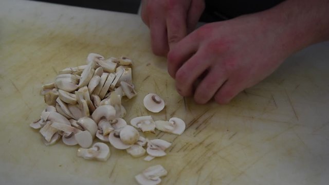 d&eacute;coupe de champignons de paris en lamelles