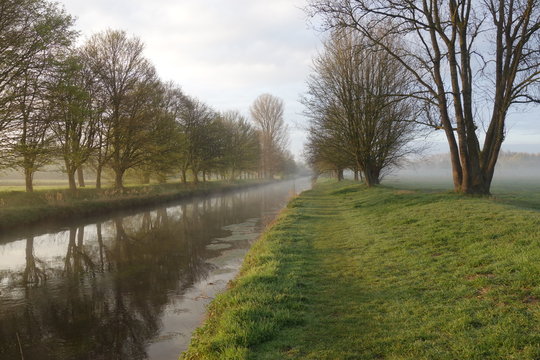 Der Fluss Niers bei Grefrath Oedt an einem Fr&uuml;hjahrsmorgen bei Sonnenaufgang
