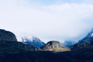 Panorama in El Chalten in Argentinien mit Blick auf schneebedeckte und wolken-verhangene Berge