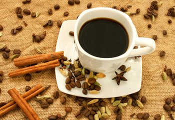 Kawa z przyprawami korzennymi: kardamonem, cynamonem i anyżem