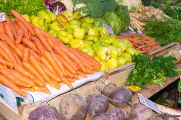 Ein Marktstand mit frischem Gemüse für die Gesunde Ernährung