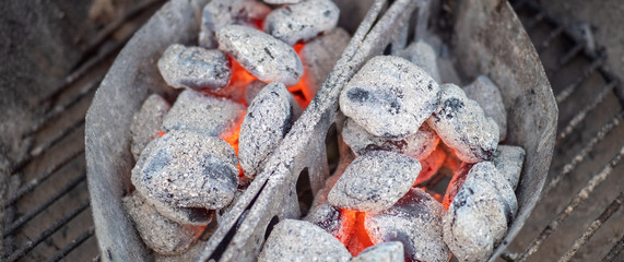 Glühende Kohlen im Griller